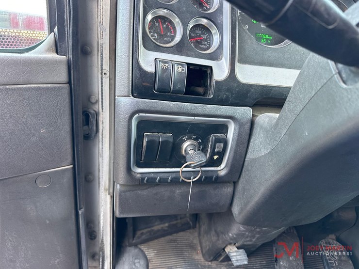 2013-kenworth-t800-image-35