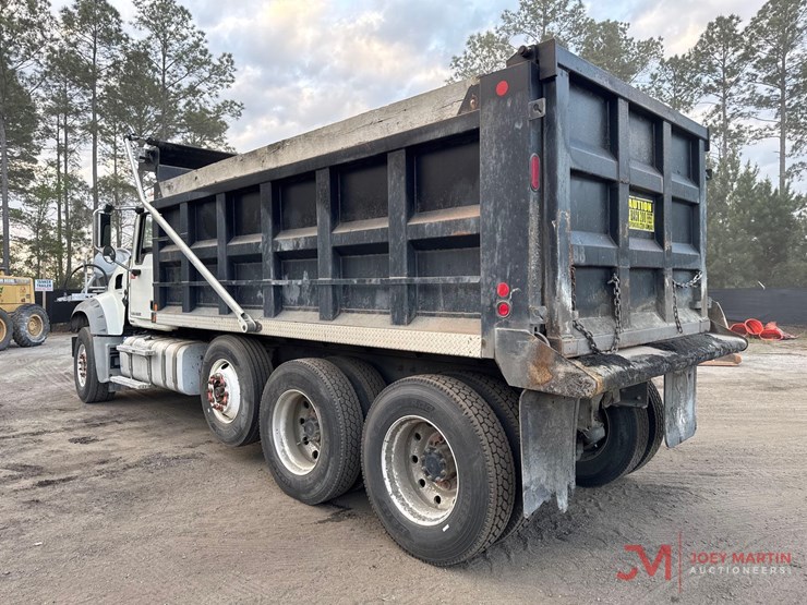 2016-mack-gu713-grantie-tri-axle-dump-truck-image-3