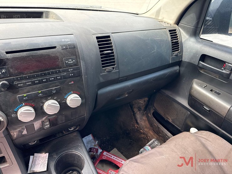 2011-toyota-tundra-sr5-image-37