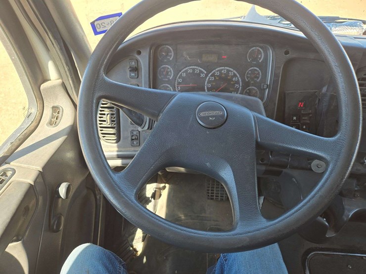 2006-freightliner-m2-106-image-18