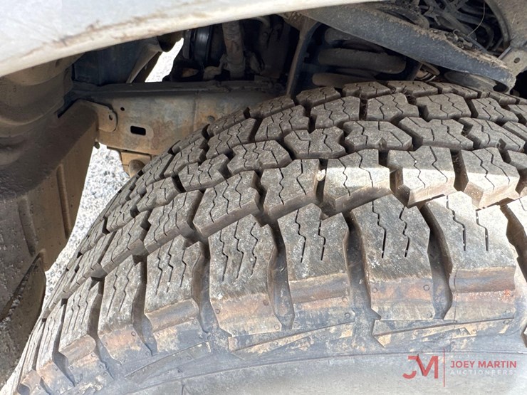 2011-toyota-tundra-sr5-image-8
