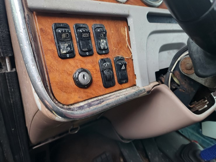 2007-peterbilt-379-image-47