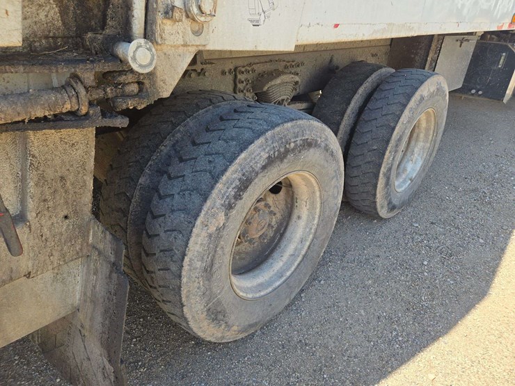 2006-freightliner-m2-106-image-12