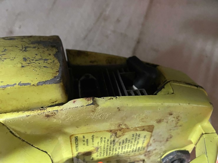 #2585-•-(2)-vintage-chainsaws-and-ice-auger-motor-(cw)-image-14