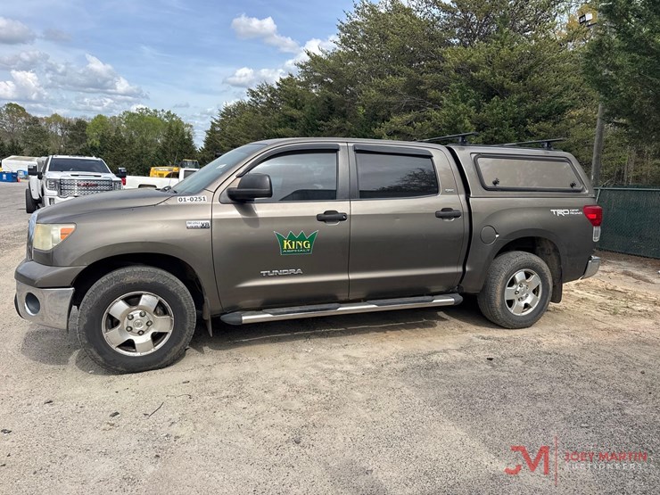 2011-toyota-tundra-sr5-image-5
