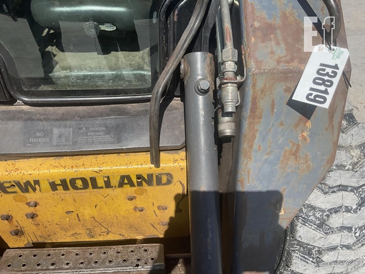 2009-new-holland-l185-image-11
