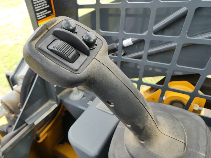 2024-deere-317g-image-15