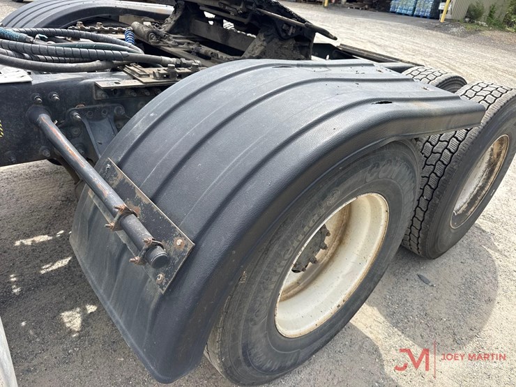 2011-mack-pinnacle-cxu613-image-11