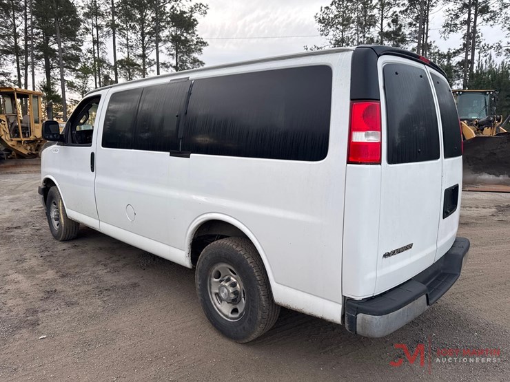 2019-gmc-cargo-van-image-3
