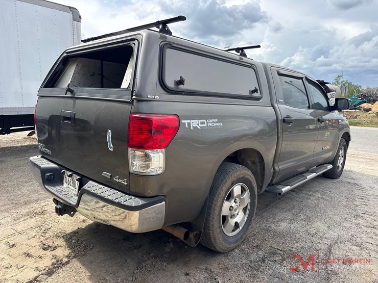 2011-toyota-tundra-sr5-image-3