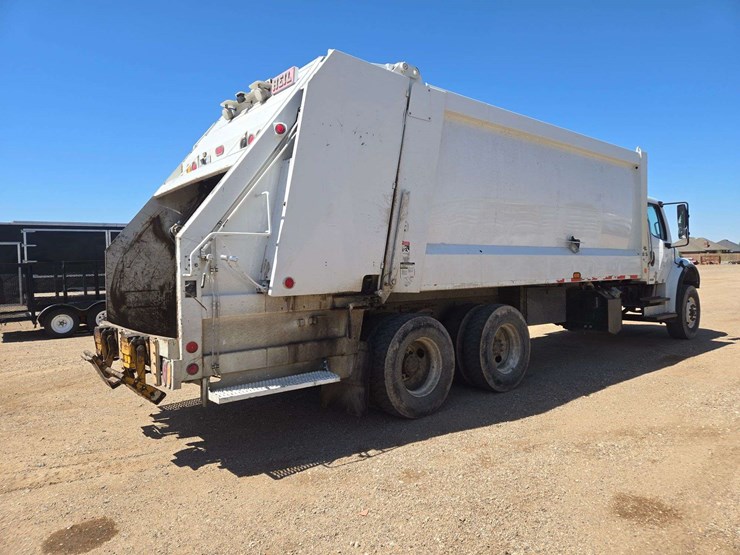 2006-freightliner-m2-106-image-3