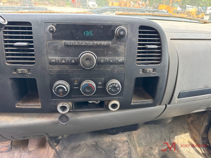 2010-chevrolet-silverado-2500-image-35