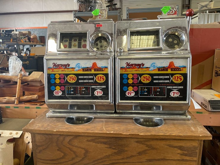 #250-•-nickel-slot-machine-and-table-image-1