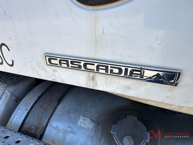 2011-freightliner-cascadia-day-cab-truck-tractor-image-11