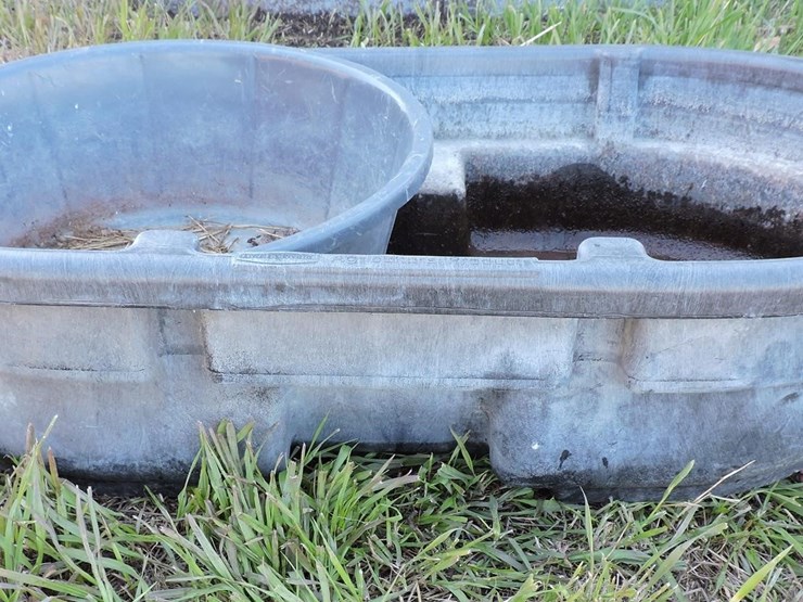 small-rubbermaid-stock-tank-image-1
