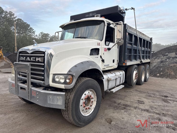 2016-mack-gu713-grantie-tri-axle-dump-truck-image-4