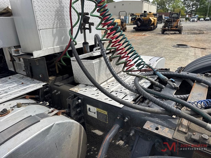 2011-mack-pinnacle-cxu613-image-13