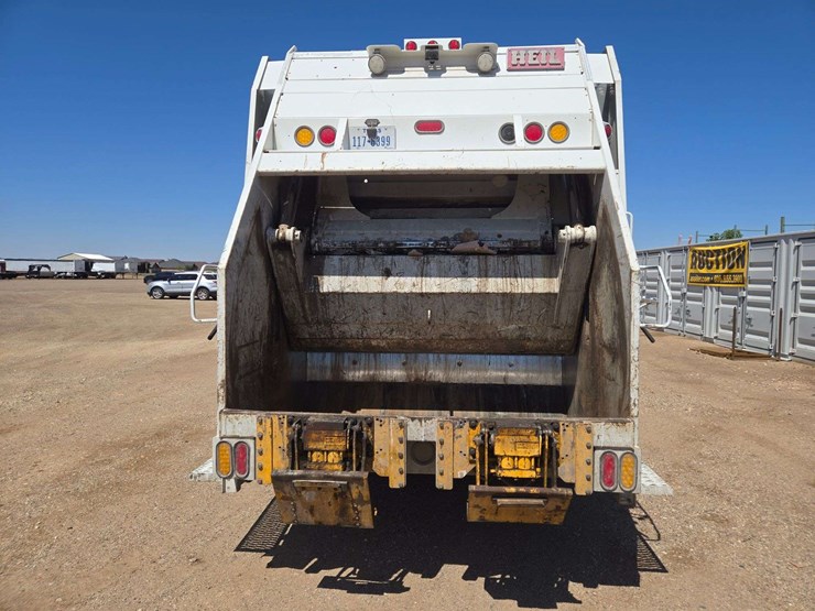 2006-freightliner-m2-106-image-4
