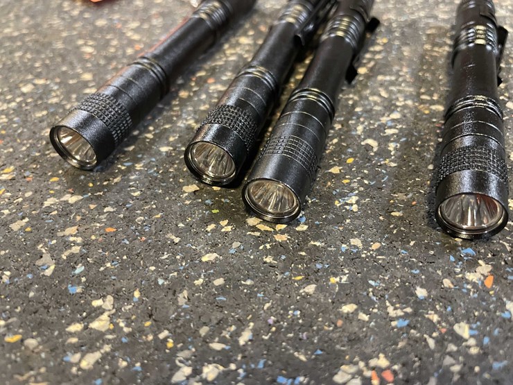 #2516-•-(4)-led-mechanic's-flashlights-(pr12)-image-2
