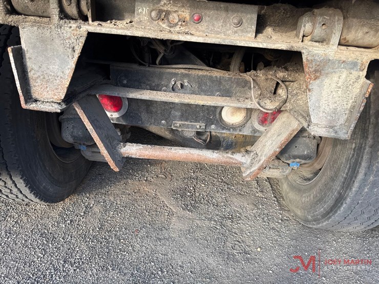 2017-mack-gu713-grantie-tri-axle-dump-truck-image-14