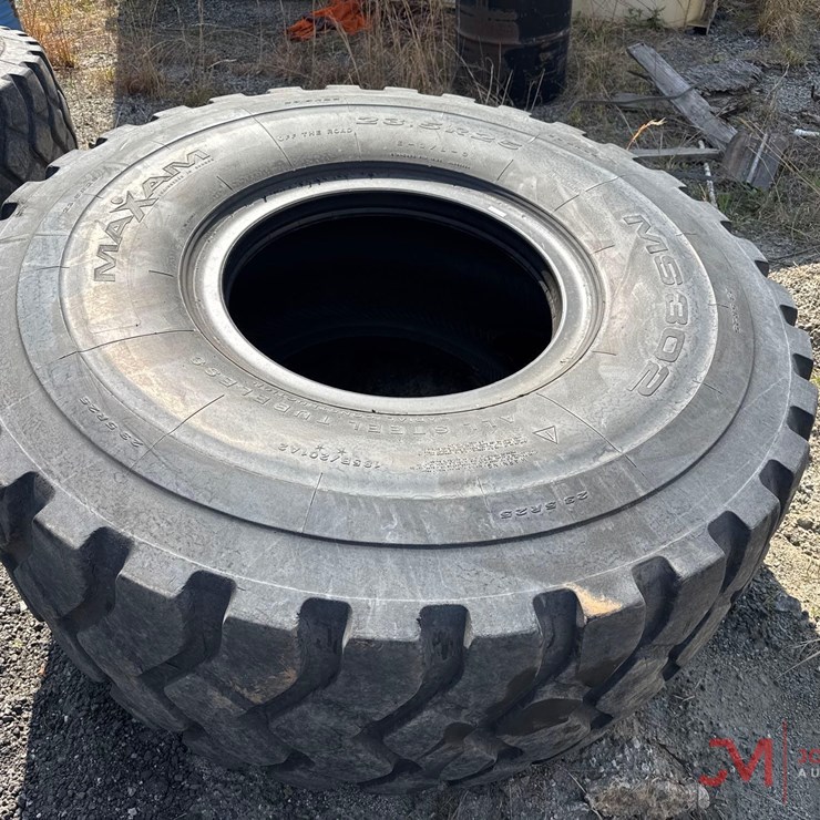 (1) 23.5R25 LOADER TIRE
