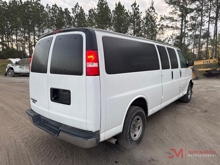 2020-chevrolet-3500-image-2