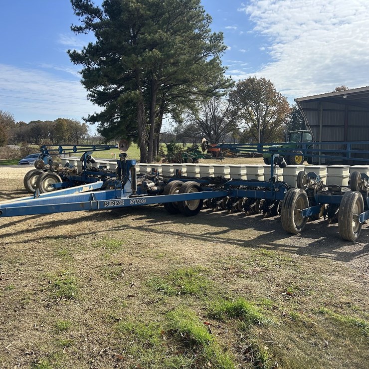 KINZE 3700