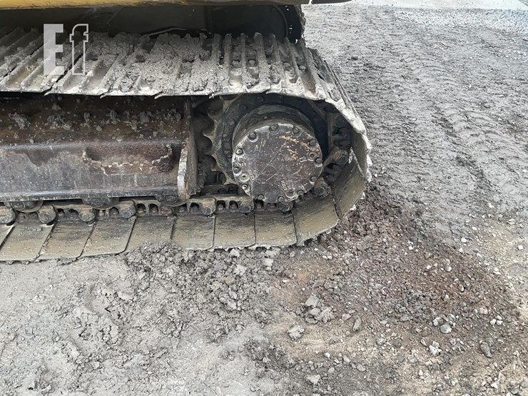 2011-deere-120d-image-9