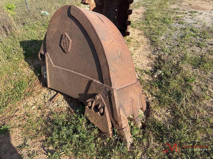 hensley-24"-excavator-tooth-bucket-w/-side-cutters,-80mm-pin-hole-image-1