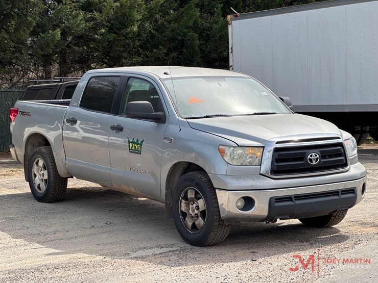 2011-toyota-tundra-sr5-image-1