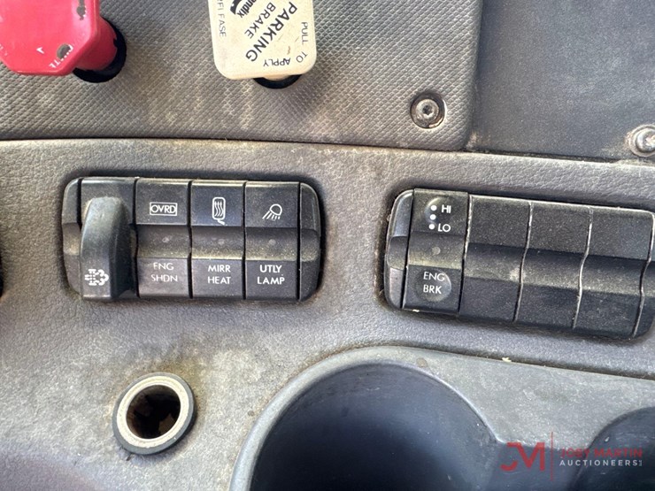 2011-freightliner-cascadia-day-cab-truck-tractor-image-38