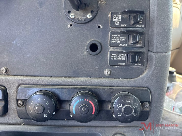 2011-freightliner-cascadia-day-cab-truck-tractor-image-37