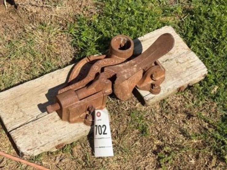 vintage-well-pump-pipe-puller-image-1