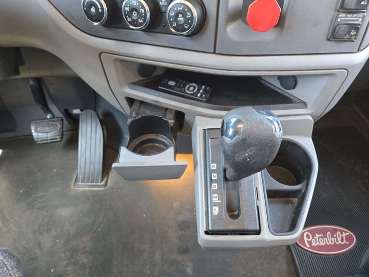 2016-peterbilt-579-image-19