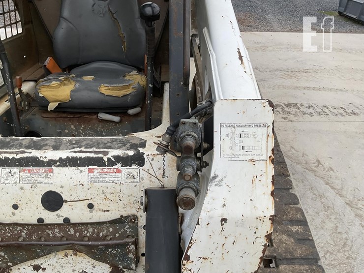 2004-bobcat-t300-image-13