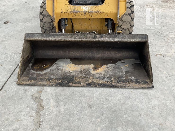 2014-caterpillar-242d-image-9