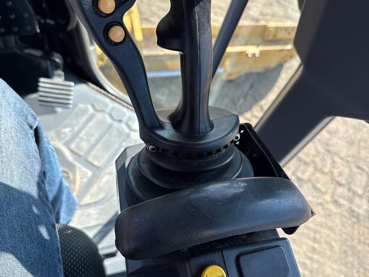 2019-caterpillar-120-image-32