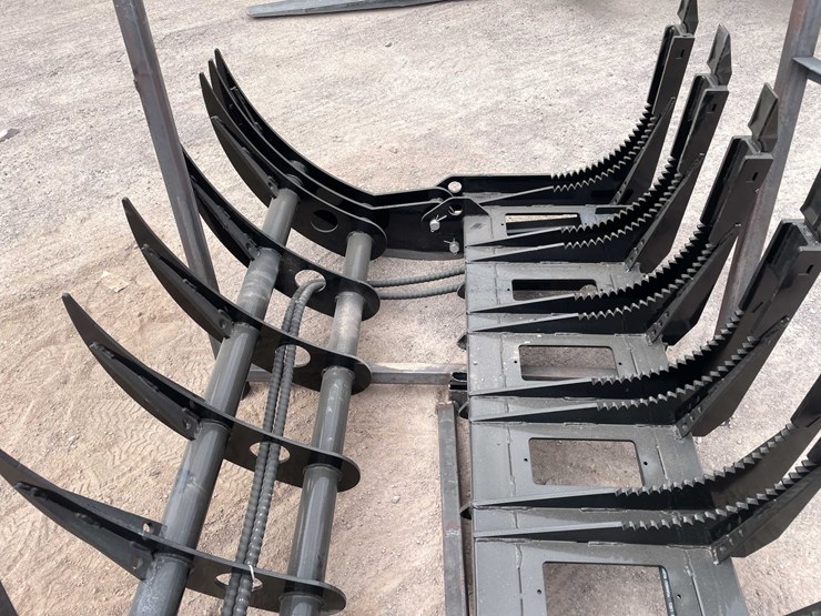 #3119-•-unused-2026-skid-steer-curved-log-grabber-image-14