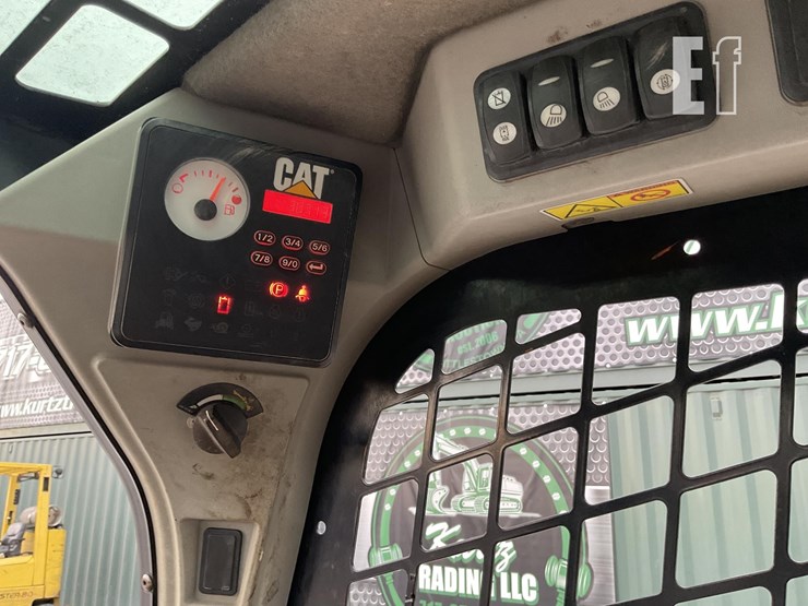 2014-caterpillar-242d-image-13