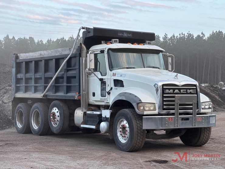 2016-mack-gu713-grantie-tri-axle-dump-truck-image-1