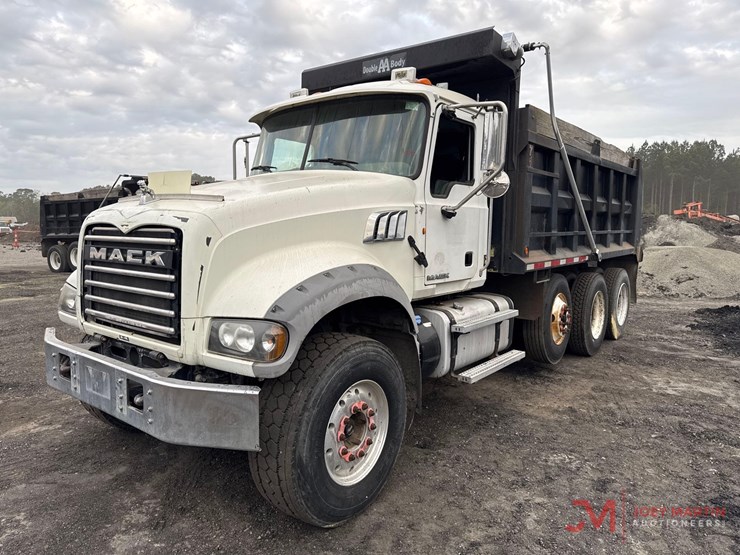 2014-mack-gu713-grantie-tri-axle-dump-truck-image-3