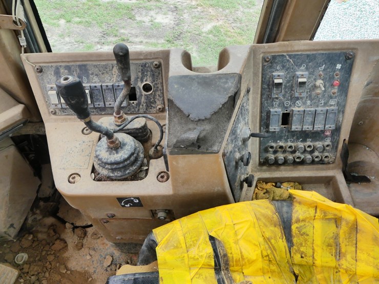 caterpillar-938f-image-15