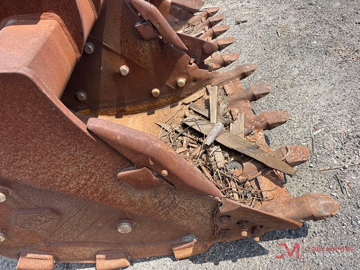 hensley-48"-tooth-bucket-w/-side-cutters-image-5