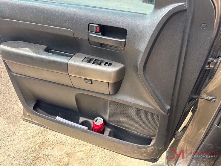 2011-toyota-tundra-sr5-image-42