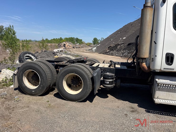 2011-freightliner-cascadia-day-cab-truck-tractor-image-3