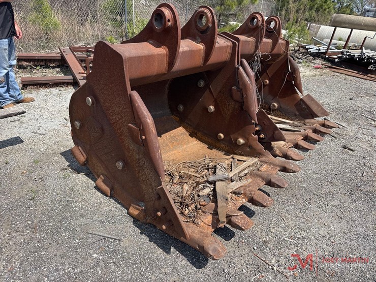 hensley-48"-tooth-bucket-w/-side-cutters-image-1