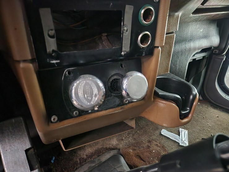 2004-peterbilt-379-image-30