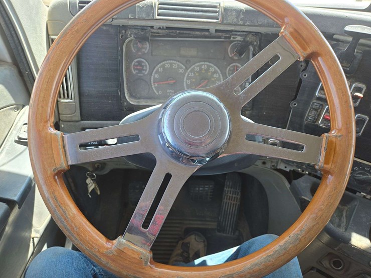 2004-freightliner-columbia-120-image-15