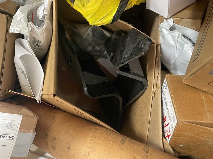 #2543-•-tote-of-car-parts-(g)-image-8