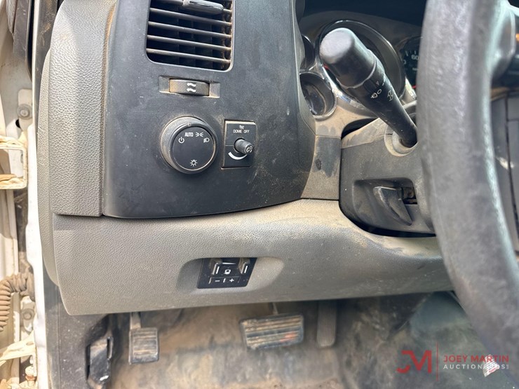 2010-chevrolet-silverado-2500-image-37